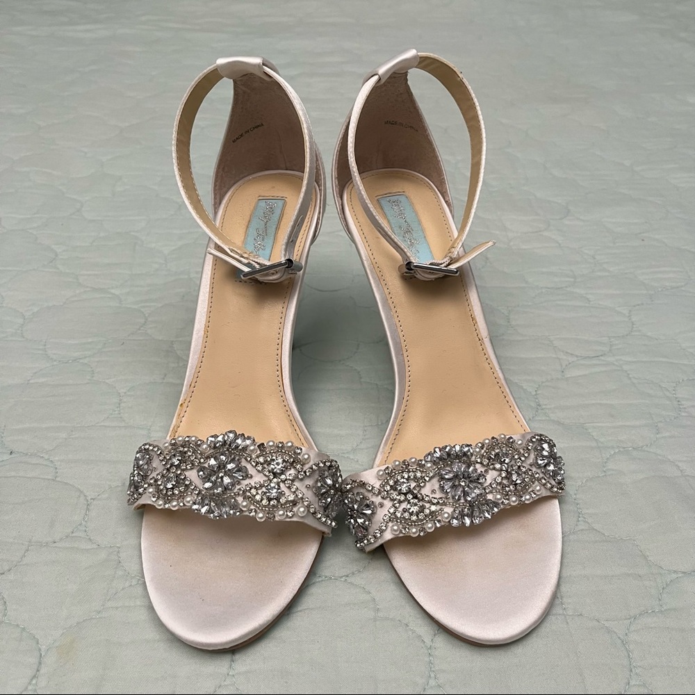 Betsey Johnson Gina Stiletto Wedding Sandals White with Crystal Details — sz 9